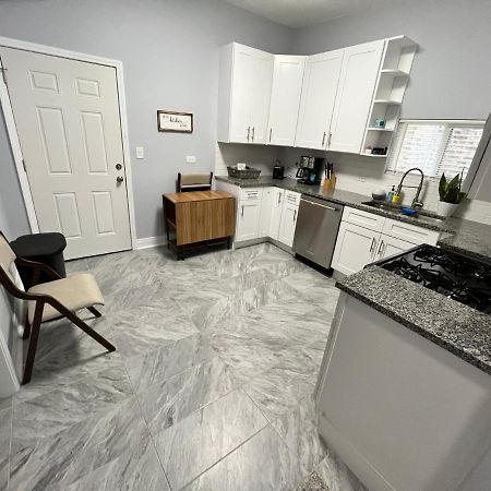 Lovely Logan Square 2-Bedroom In Чикаго Екстериор снимка