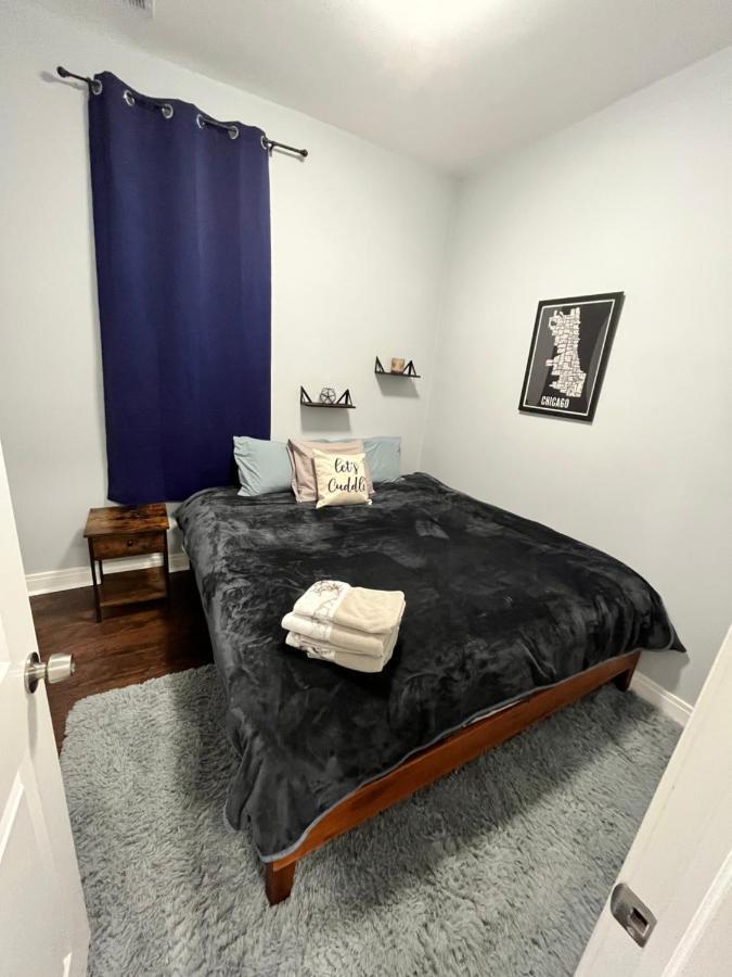 Lovely Logan Square 2-Bedroom In Чикаго Екстериор снимка